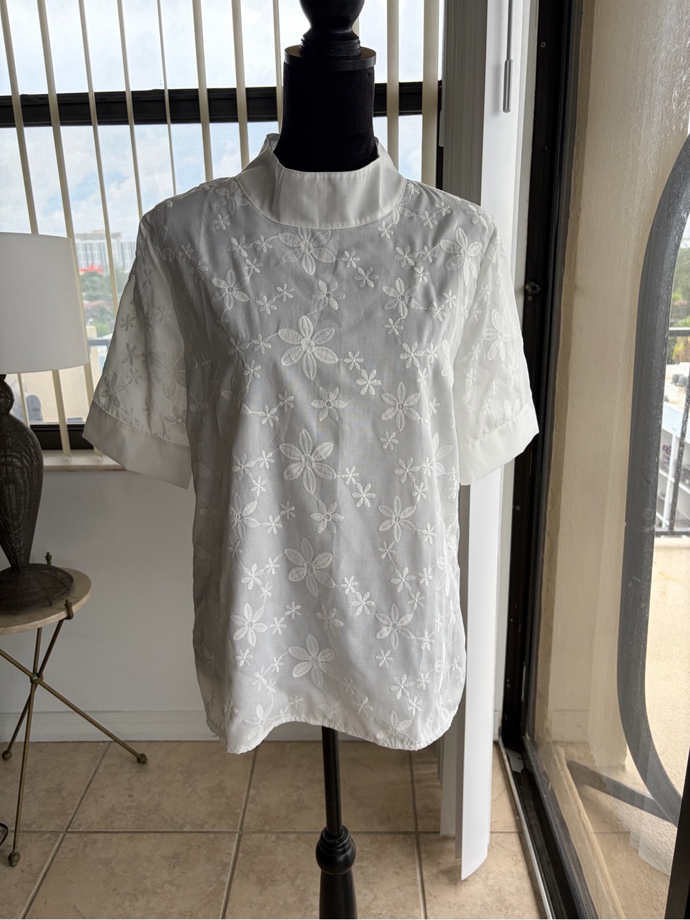 Boutique White Floral Embroidered Mock Neck Short Sleeve Blouse Medium